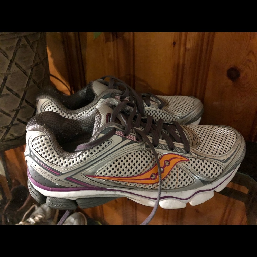 Saucony women running shoes